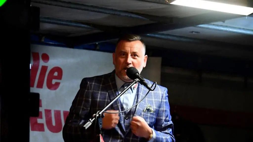 Lutz-Bachmann-Pegida-Anfuehrer-spricht-waehrend-einer-Demonstration