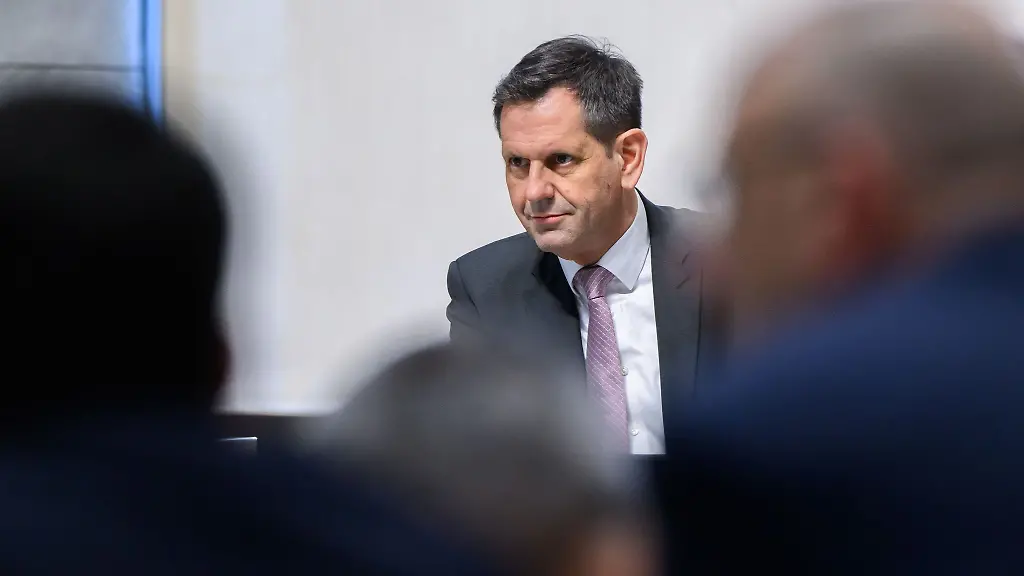 Praesentierte-sich-im-Landtag-staatstragend-und-zukunftsgewandt-Ministerpraesident-Olaf-Lies-von-der-SPD
