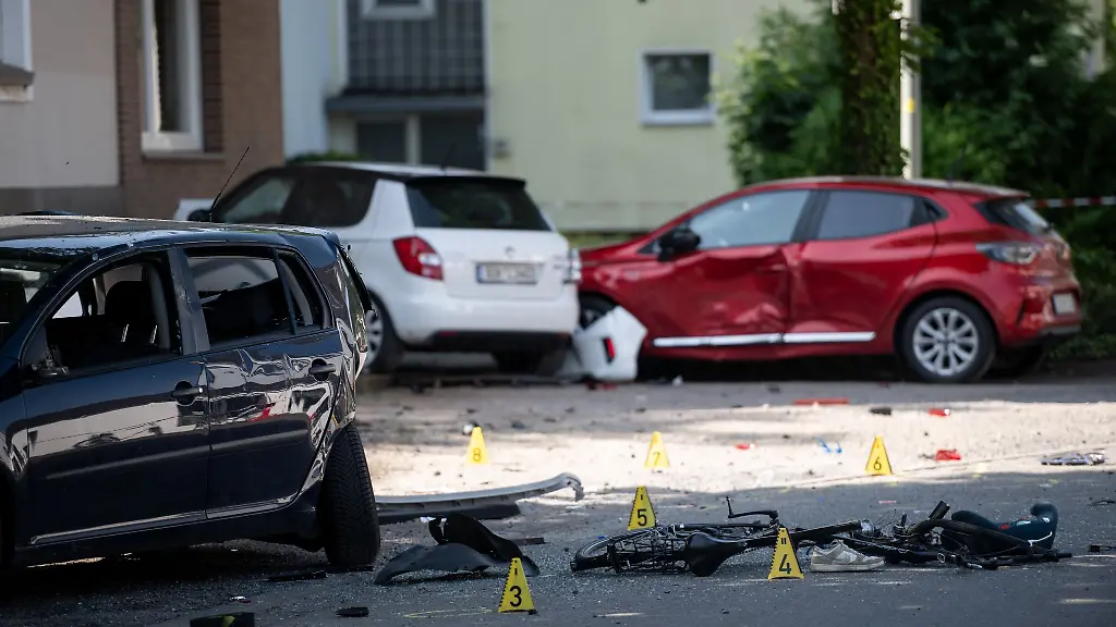 Ein-Fahrrad-und-ein-verlorener-Schuh-liegen-auf-der-Fahrbahn-eine-Frau-hat-mit-ihrem-Auto-drei-Kinder-angefahren