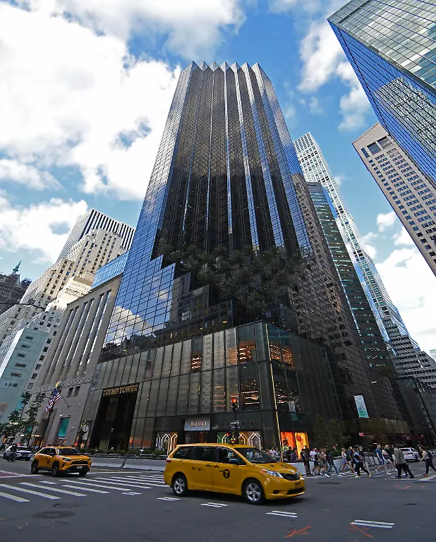 Taxi-vor-Trump-Tower-5th-Avenue-Manhattan-New-York-City-New-York-USA-Nordamerika