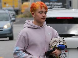 Haarpracht mit Signalwirkung: Brad Pitts Sohn zeigt Mut zur Farbe