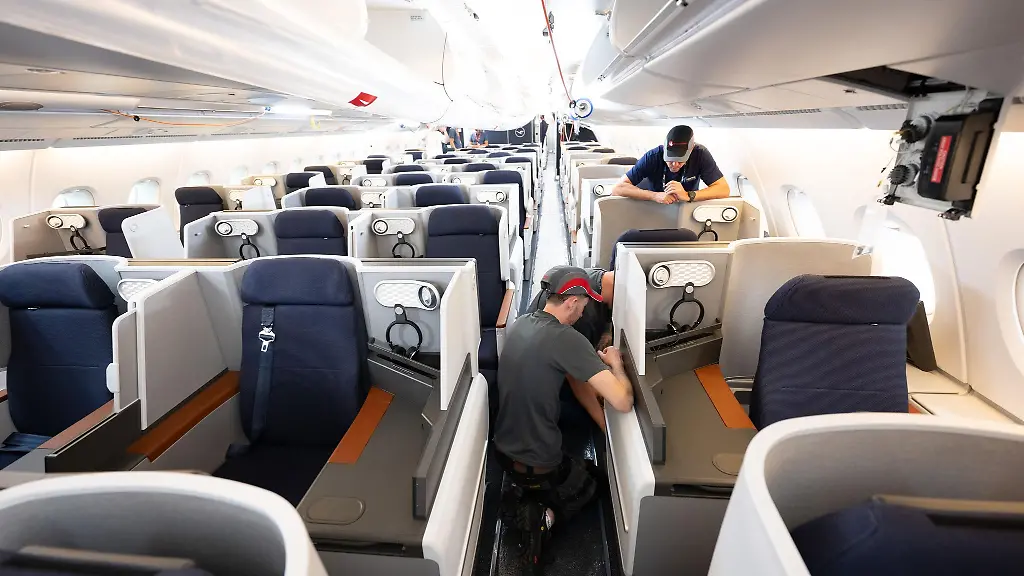 Die-Lufthansa-laesst-ihre-Maschinen-vom-Typ-A380-in-den-Elbe-Flugzeugwerken-in-Dresden-umruesten-und-wertet-dabei-die-Business-Class-auf