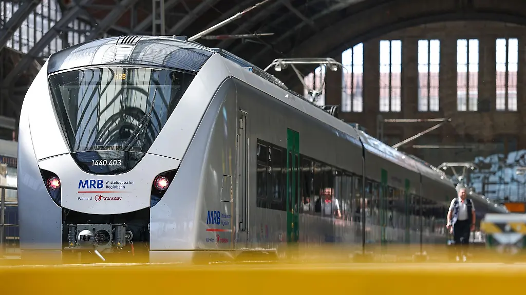 Wegen-fehlender-Oberleitung-auf-der-Bahnstrecke-Chemnitz-Leipzig-sind-dort-inzwischen-Akkuzuege-im-Einsatz
