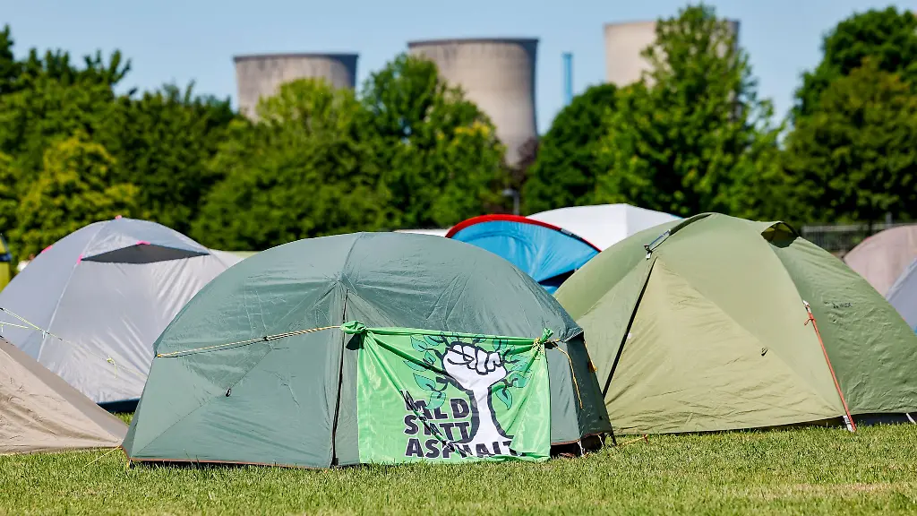 Campen-vor-Kraftwerkskulisse-Aus-Protest-gegen-den-Bau-neuer-Gaskraftwerke-campen-hunderte-Klimaaktivisten-in-Hamm