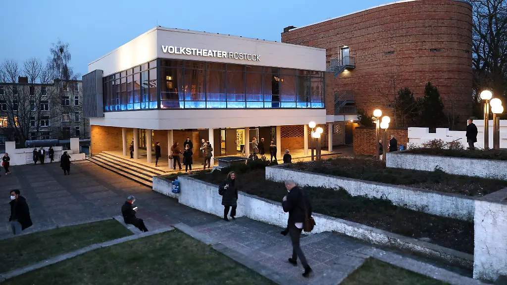 Der-Theater-Vorplatz-das-Eingangsgebaeude-und-das-dahinter-liegende-backsteinerne-Probebuehnenhaus-sind-vom-Landesamt-unter-Denkmalschutz-gestellt-worden