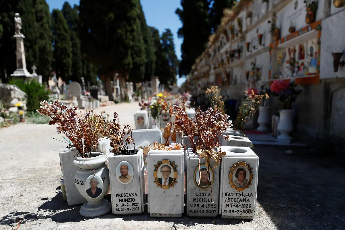 Grab-seiner-Frau-Stefana-Battaglia-rechts