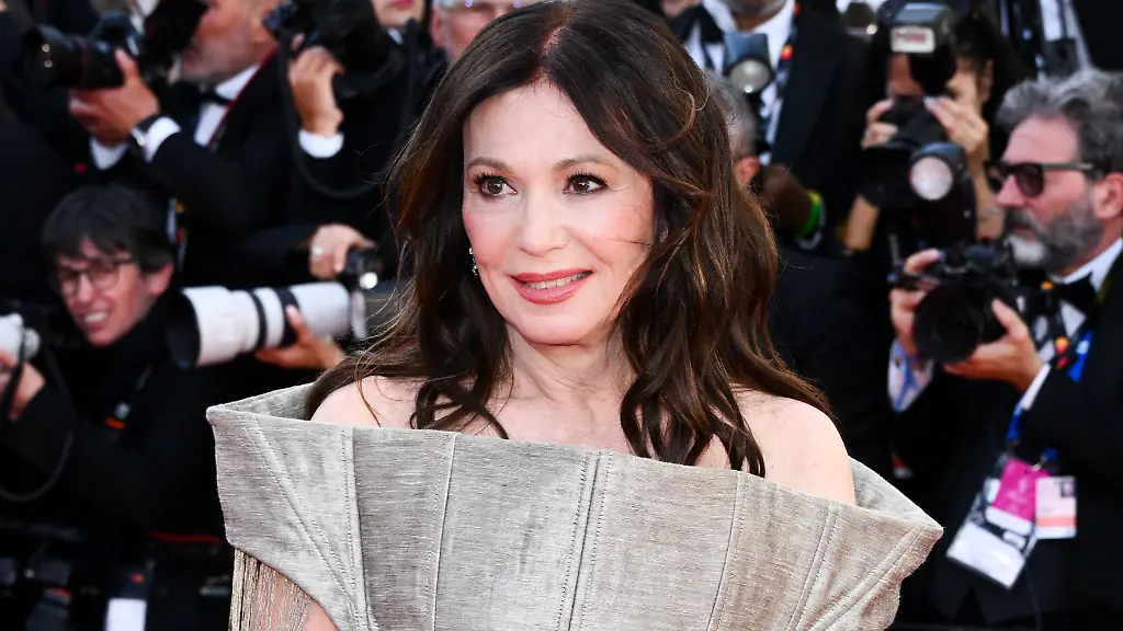 Iris-Berben-kommt-zur-Vorfuehrung-des-Films-Karma-bei-der-79-Ausgabe-der-Filmfestspiele-von-Cannes