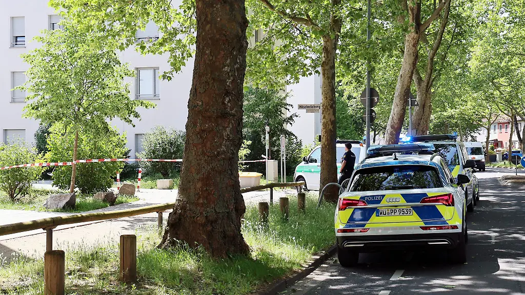 Ein-Streit-unter-Nachbarn-in-Aschaffenburg-ist-eskaliert-Ein-38-Jahre-alter-Mann-zeigte-nach-Polizeiangaben-auf-dem-Balkon-provokativ-eine-Schusswaffe