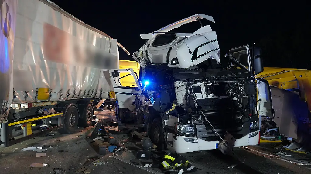 Die-Autobahn-war-bis-in-die-fruehen-Morgenstunden-gesperrt