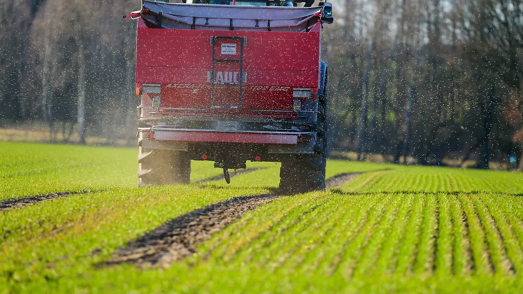 Stickstoffduenger-in-der-EU-war-im-April-nach-Angaben-der-EU-Kommission-rund-70-Prozent-teurer-als-im-Durchschnitt-2024