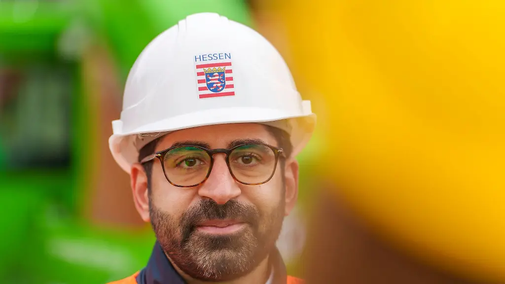 Hessens-Verkehrsminister-Kaweh-Mansoori-SPD-laedt-zu-einer-Pressekonferenz-auf-eine-Baustelle-ein