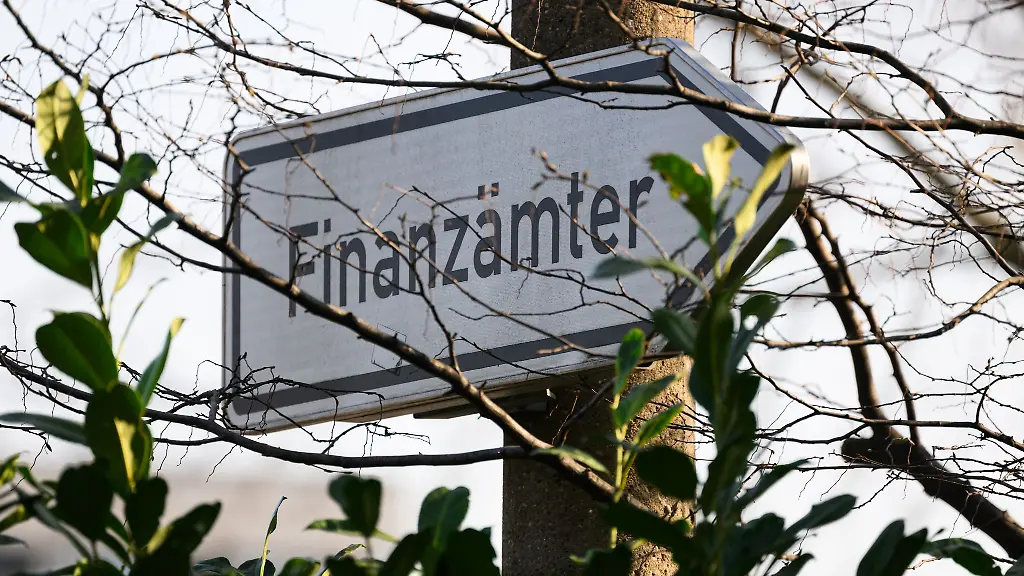 Bei-den-saechsischen-Finanzaemtern-gingen-2025-insgesamt-9-640-Anzeigen-wegen-Steuerhinterziehung-ein