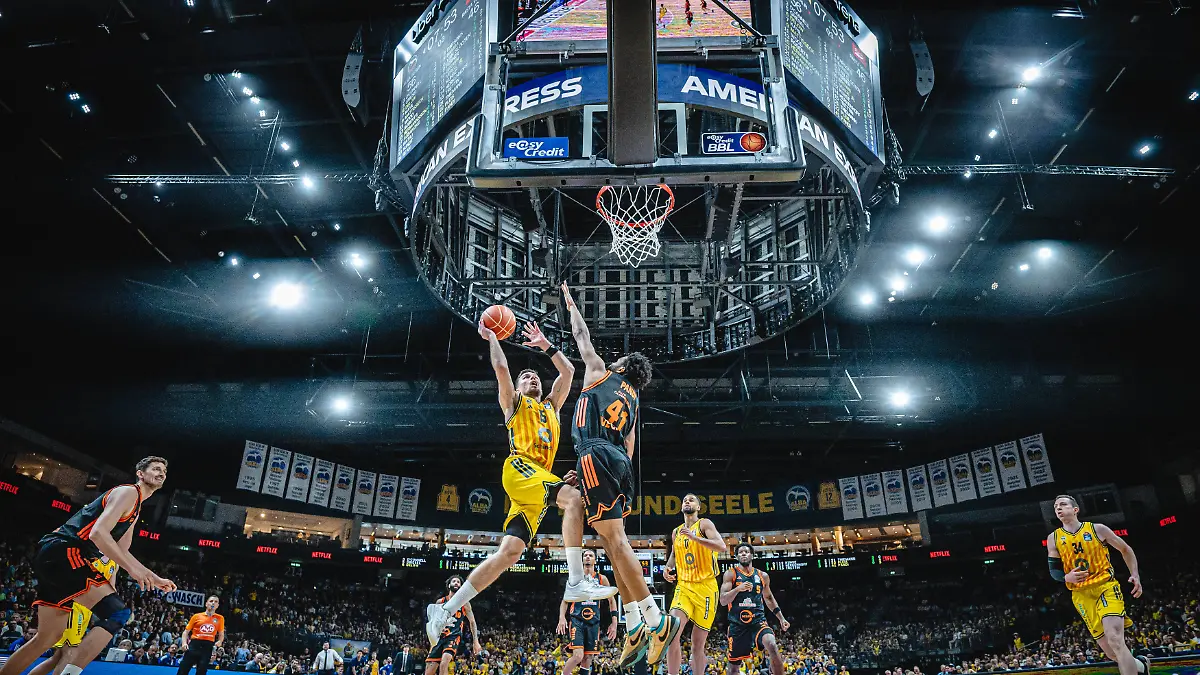 Basketball-Berlin-27-05-2026-Saison-2025-2026-EasyCredit-BBL-1-Bundesliga-Maenner-Herren-Playoffs-Viertelfinale-Spiel-5-Alba-Berlin-RASTA-Vechta-Martin-Hermannsson-Alba-Berlin-No-15-Lloyd-Pandi-Vechta-No