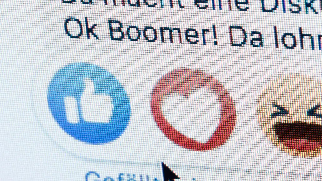 Symbolfoto-Gestellte-Aufnahme-zum-Thema-Jugendsprache-in-Sozialen-Netzwerken-Die-Worte-ok-Boomer-sind-neben-dem-gefaellt-mir-Button-von-facebook-zu-sehen-Mit-dem-Wort-Boomer-bezeichnen-junge-Menschen-die-Generation-der-Baby-Boomer-Berlin-03-02