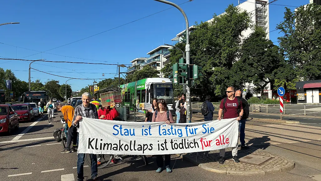 Aktivisten-der-Klimaschutzbewegung-Extinction-Rebellion-haben-mit-einer-Strassenblockade-in-Dresden-erneut-fuer-eine-Verkehrswende-hin-zu-klimafreundlicher-Mobilitaet-demonstriert