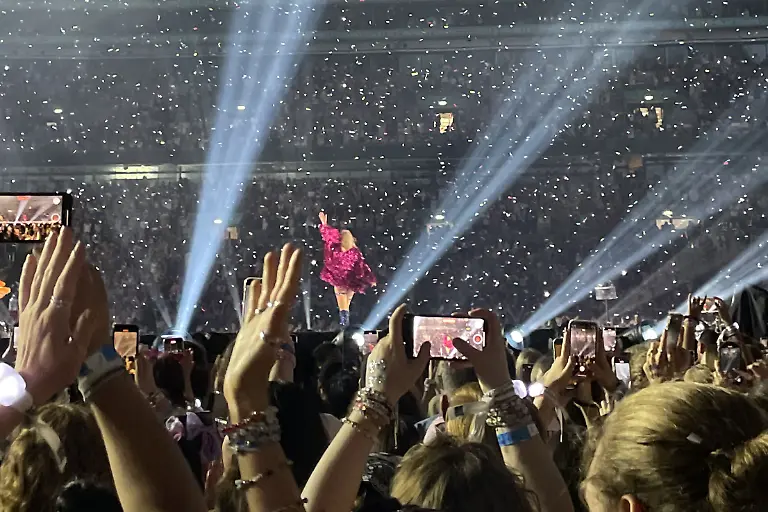 Die-US-Saengerin-Taylor-Swift-steht-waehrend-ihres-Konzerts-der-Eras-Tour-im-Wembley-Stadion-in-London-auf-der-Buehne