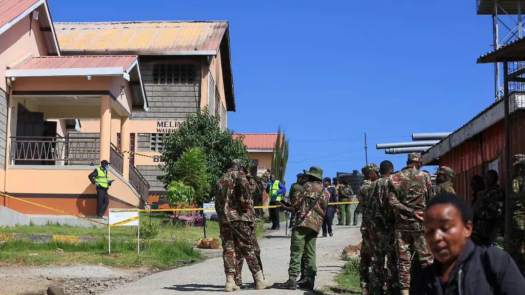 Polizisten-stehen-in-der-Naehe-des-Schauplatzes-an-dem-es-am-fruehen-Morgen-in-der-Utumishi-Girls-School-im-Stadtteil-Gilgil-zu-einem-Brand-gekommen-ist
