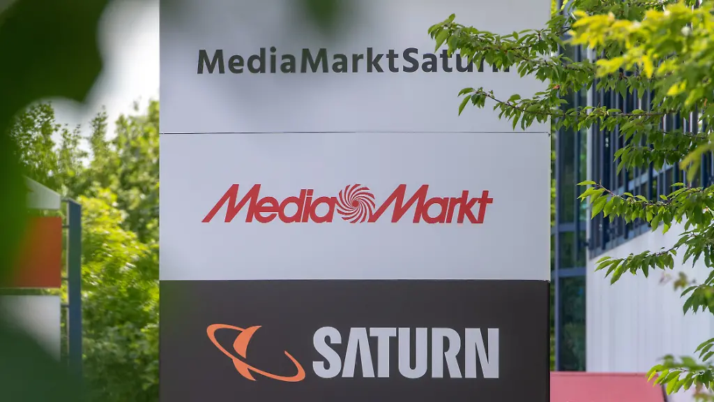 Ein-Schild-mit-den-Schriftzuegen-von-Media-Markt-und-Saturn-aufgenommen-vor-der-Firmenzentrale-der-MediaMarktSaturn-Gruppe
