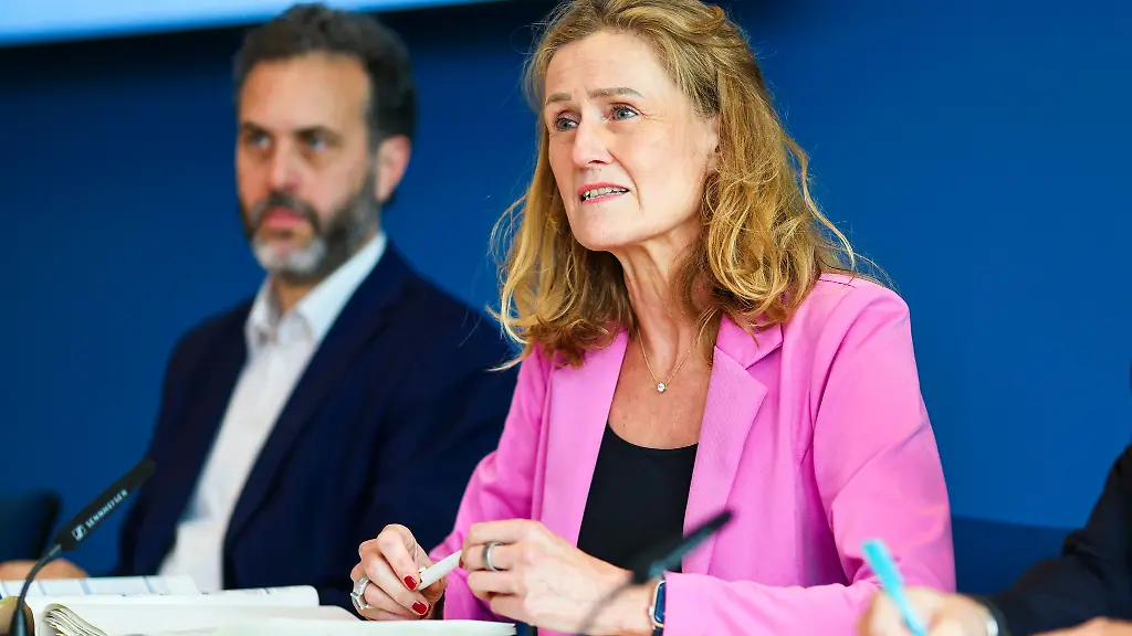 Finanzministerin-Silke-Schneider-Gruene-freut-sich-ueber-die-Ergebnisse-der-Steuerfahndung