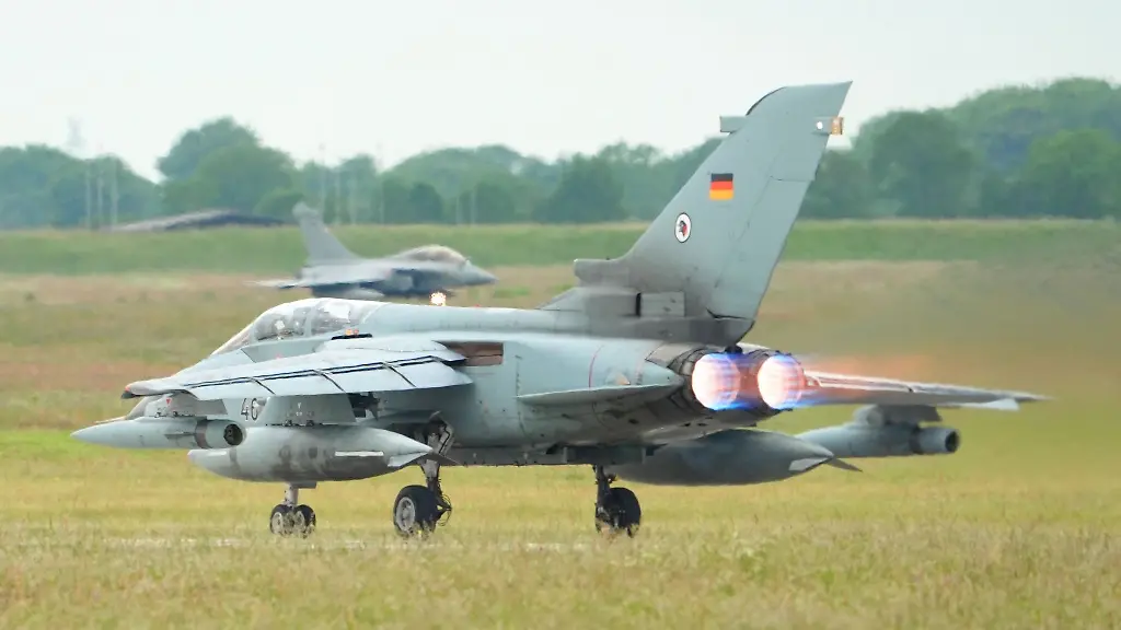 Sechs-Tornado-Jets-werden-im-Juni-zu-einer-Militaeruebung-am-Flughafen-Hamburg-erwartet