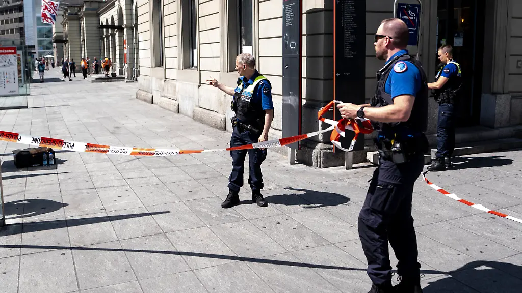 Polizisten-entfernen-ein-Absperrband-nachdem-ein-31-jaeriger-Schweizer-mehrere-Personen-mit-einer-Stichwaffe-am-Bahnhof-Winterthur-angegriffen-hat-am-Donnerstag-28-Mai-2026-in-Winterthur-Eine-Person-wurde-mit-schweren-zwei-Personen-mit-mittelschweren-Verletzungen-hospitalisiert-Zum-Tatmotiv-gibt-es-noch-keine-genauen-Informationen-Der-Taeter-konnte-gefasst-werden