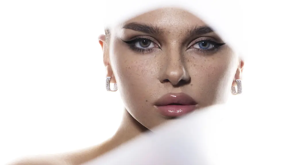 Creative-Highlights-Symbolfotos-Portraet-einer-jungen-Frau-mit-Heterochromie-Blaue-und-braune-Augen-Schoenheit-Portret-Foto-von-hoher-Qualitaet-Portrait-of-a-young-woman-with-heterochromia-Blue-and-brown-eyes-Beauty-portret-High-quality-photo-Copyright-imageBROKER-NadzeyaxKarabkova-ibxnad11069117