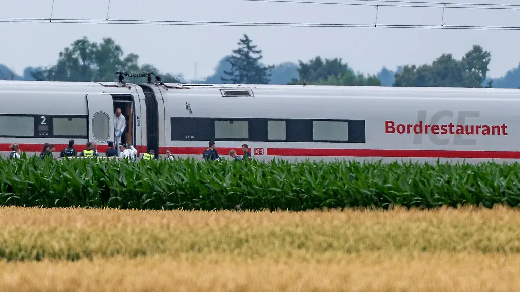 Knapp-ein-Jahr-nach-einem-Axtangriff-in-einem-ICE-in-Niederbayern-beginnt-der-Prozess-gegen-den-Beschuldigten