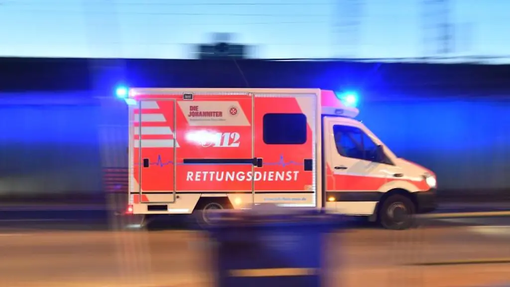Ein-Rettungswagen-ist-mit-eingeschaltetem-Blauchlicht-im-Einsatz