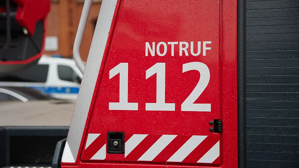 Feuerwehr-und-Rettungstaucher-rueckten-aus-und-brachten-den-lebensgefaehrlich-verletzten-Mann-in-ein-Krankenhaus-Dort-ist-er-am-Folgetag-gestorben