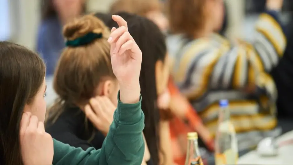 Zwei-Schuelerinnen-melden-sich-im-Unterricht