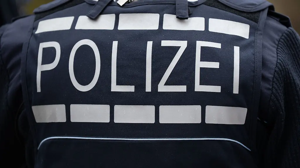 Die-Polizei-findet-grosse-Mengen-an-Drogen-und-Waffen-in-der-Wohnung-des-Tatverdaechtigen