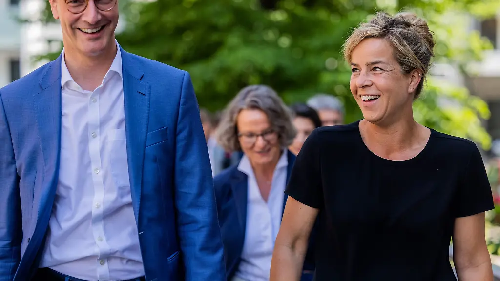 Ein-Jahr-vor-der-Landtagswahl-hat-die-schwarz-gruene-Koalition-zwar-auch-in-Nordrhein-Westfalen-Federn-gelassen-steht-in-Umfragen-aber-deutlich-besser-da-als-die-schwarz-rote-Bundesregierung