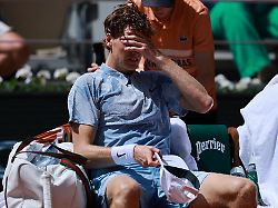 Hitze setzt Tennis-Star zu : Schwindel und Krämpfe: Sinner nach Paris-Drama sensationell raus
