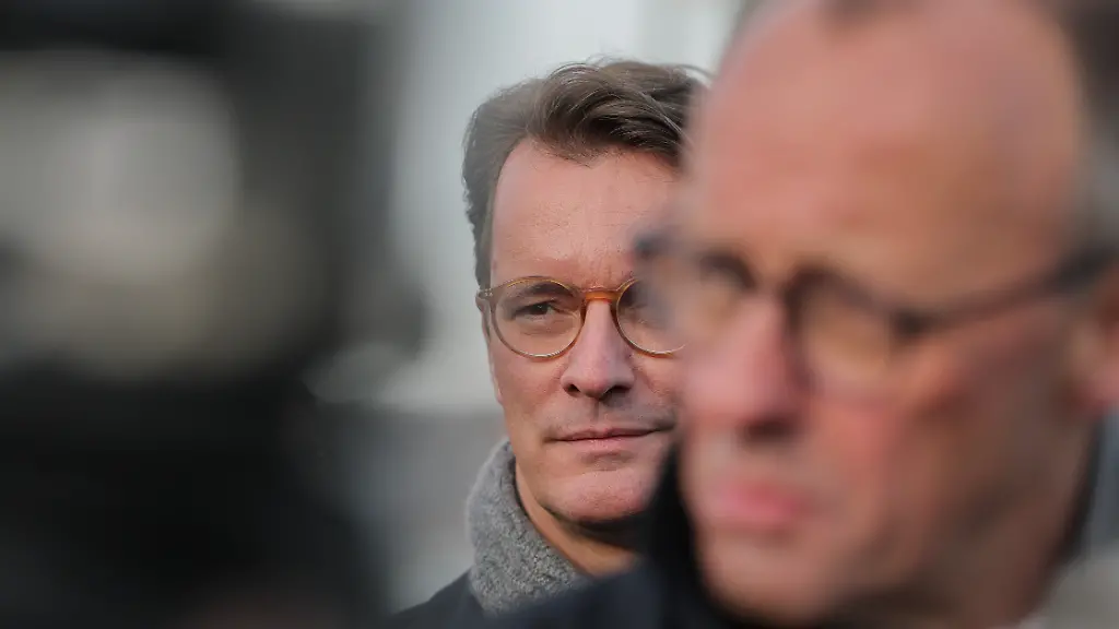 Hendrik-Wuest-l-CDU-Ministerpraesident-Nordrhein-Westfalen-steht-hinter-Bundeskanzler-Friedrich-Merz-CDU-nach-der-Eroeffnung-der-Rahmedetalbruecke