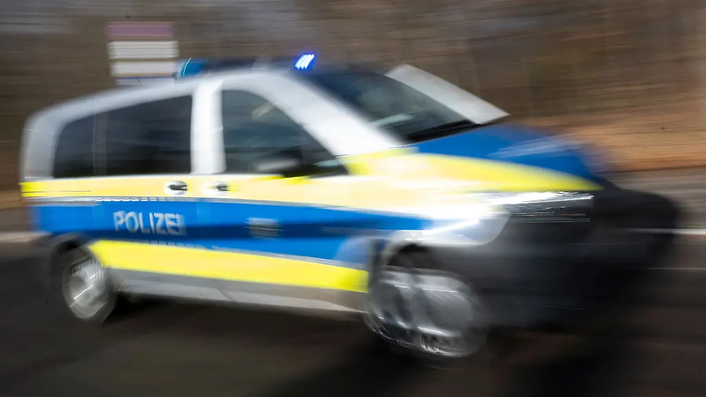 Ein-Fahrschulauto-ueberschlaegt-sich-bei-einem-Unfall