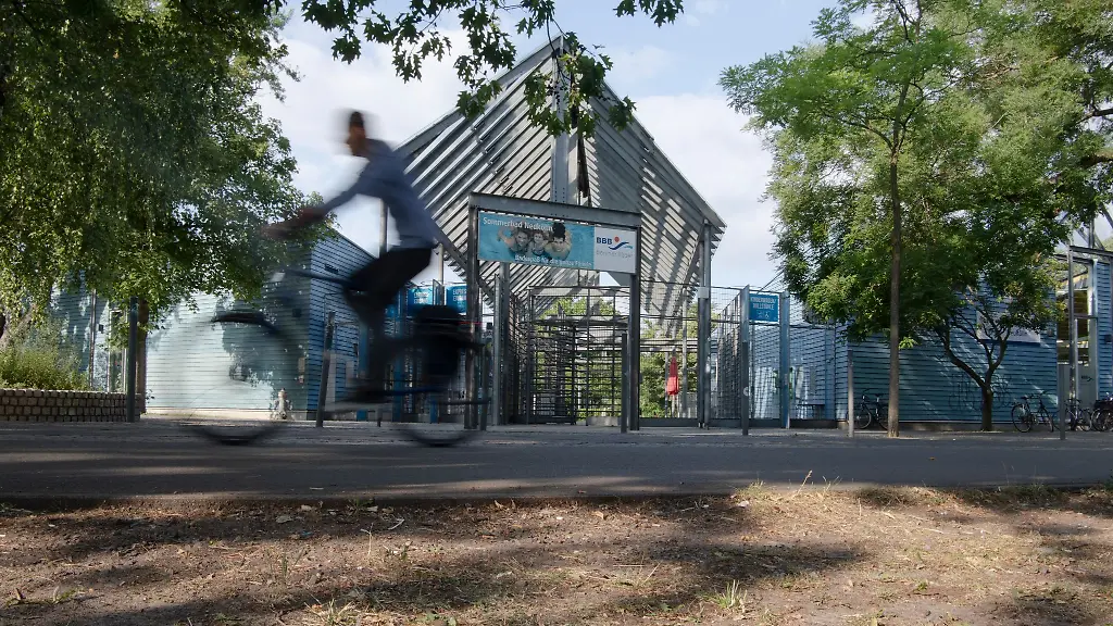 Solange-das-Sommerbad-zu-ist-bleibt-das-Stadtbad-Neukoelln-geoeffnet