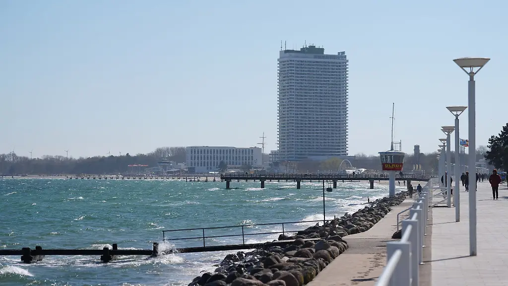 Die-Strandpromenade-von-Travemuende-Waehrend-Hotels-steigende-Buchungszahlen-melden-ist-die-Lage-bei-Vermietern-kleinerer-Unterkuenften-noch-nicht-wie-gewuenscht