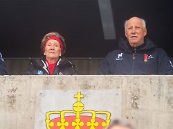 Norwegens Kronprinz Haakon L R Die Norwegische Koenigin Sonja Und Koenig Harald Von Norwegen Aufgenommen Beim Weltcup Am Holmenkollen Am Samstag
