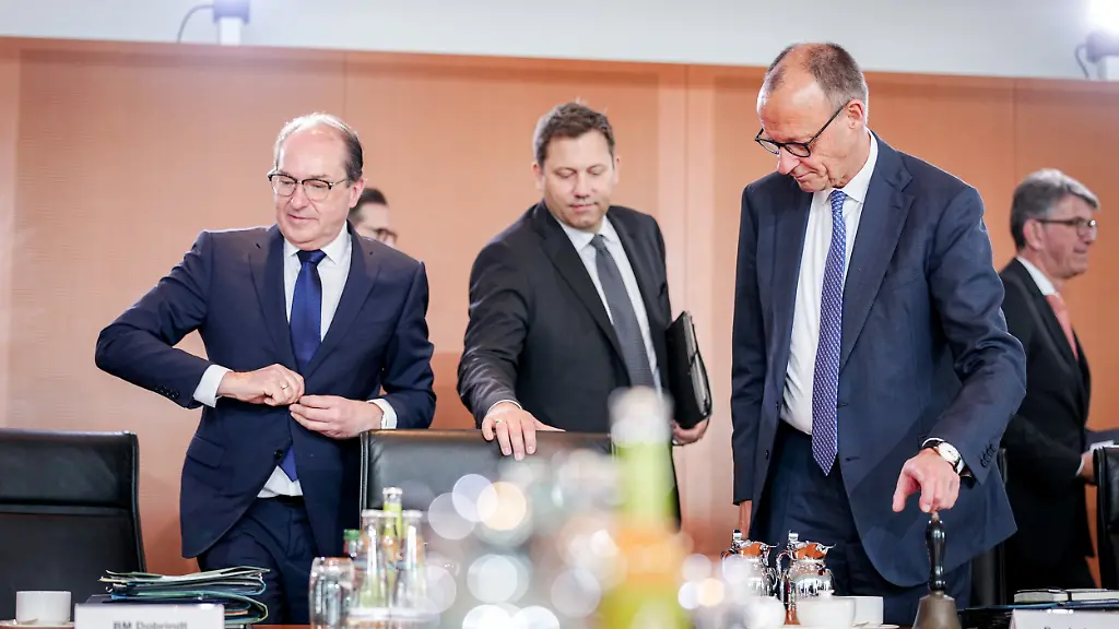 Alexander-Dobrindt-l-r-CSU-Bundesinnenminister-Lars-Klingbeil-SPD-Bundesfinanzminister-und-Bundeskanzler-Friedrich-Merz-CDU-nehmen-an-der-Sitzung-des-Bundeskabinetts-im-Bundeskanzleramt-teil
