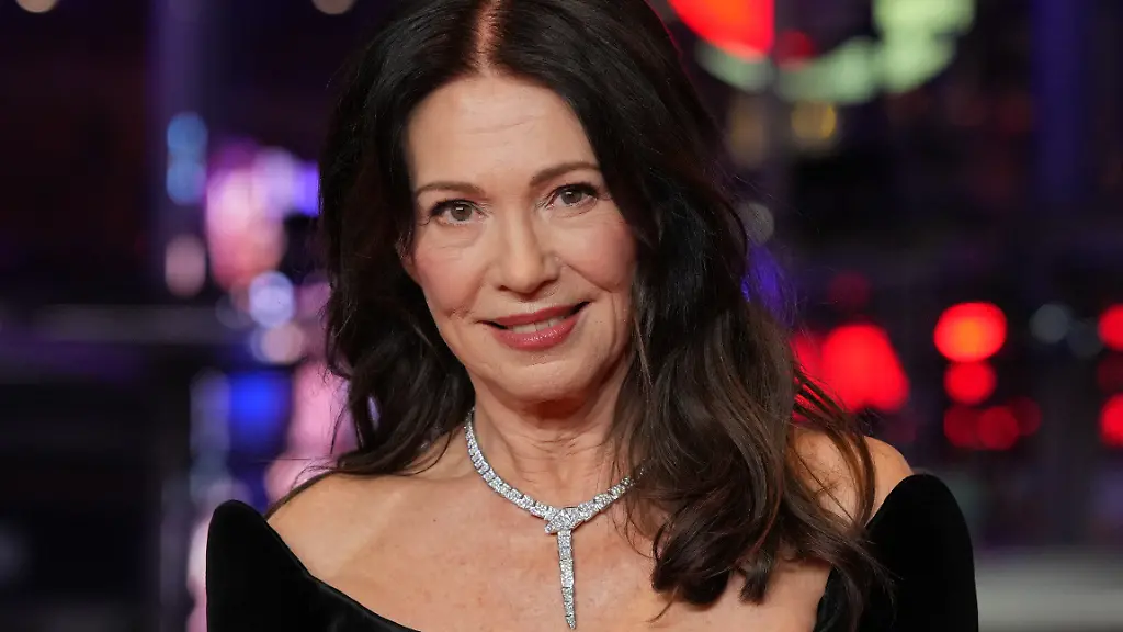 Iris-Berben-steht-am-Eroeffnungsabend-der-Berlinale-auf-dem-Roten-Teppich-im-Berlinale-Palast-wo-der-Film-No-Good-Men-Premiere-feiert-Die-76-Internationalen-Filmfestspiele-Berlin-finden-vom-12-bis-22-Februar-2026-statt