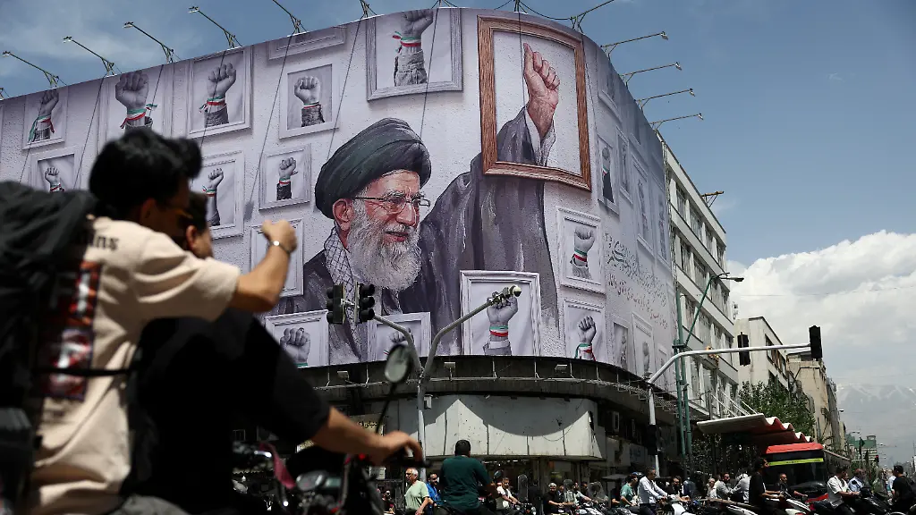 2026-05-06T103637Z_1717214506_RC2J3LAVHIJV_RTRMADP_3_IRAN-CRISIS-DAILY-LIFE