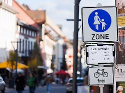 Urteil aus dem Verkehrsrecht: Kind in Fußgängerzone angefahren – warum der Opa mithaftet