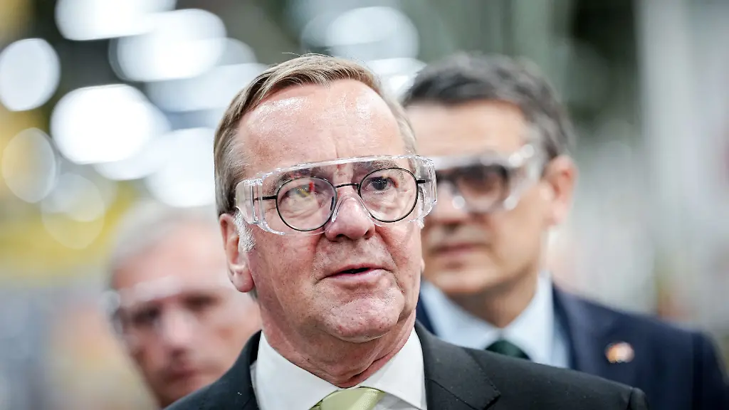 dpatopbilder-28-05-2026-Kanada-Montreal-Boris-Pistorius-SPD-Bundesminister-der-Verteidigung-besucht-das-Unternehmen-CAE-fuer-Flugzeug-Simulatoren-Pistorius-setzt-Gespraeche-ueber-Ruestungskooperationen-und-Sicherheitspolitik-in-Kanada-fort-Dafuer-trifft-der-SPD-Politiker-Regierungsvertreter-und-beraet-mit-dem-Nato-Verbuendeten-auch-ueber-Sicherheit-in-der-Arktis-und-die-Vorbereitung-des-Nato-Gipfels