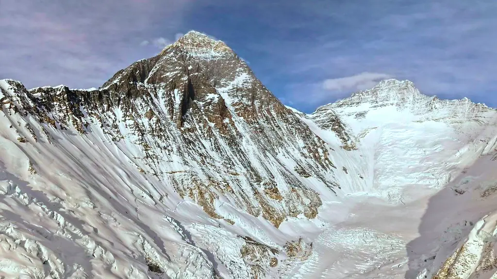 Der-Mount-Everest-Mitte-links-ist-vom-Basislager-in-Nepal-aus-zu-sehen