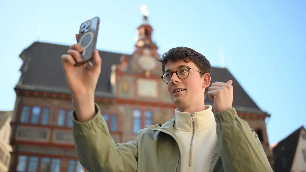 Benedikt-Doellmann-zeigt-auf-Social-Media-seinen-Alltag-als-Stadtrat-Ueber-50-000-Menschen-folgen-ihm