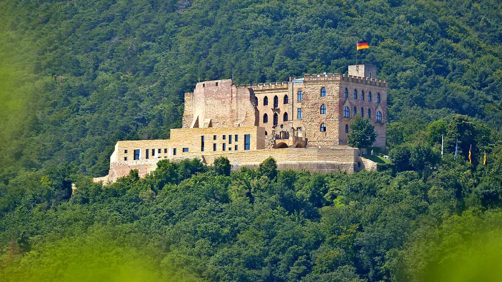 Das-Hambacher-Schloss-ueber-Neustadt-an-der-Weinstrasse-gilt-als-eine-Wiege-der-Demokratie