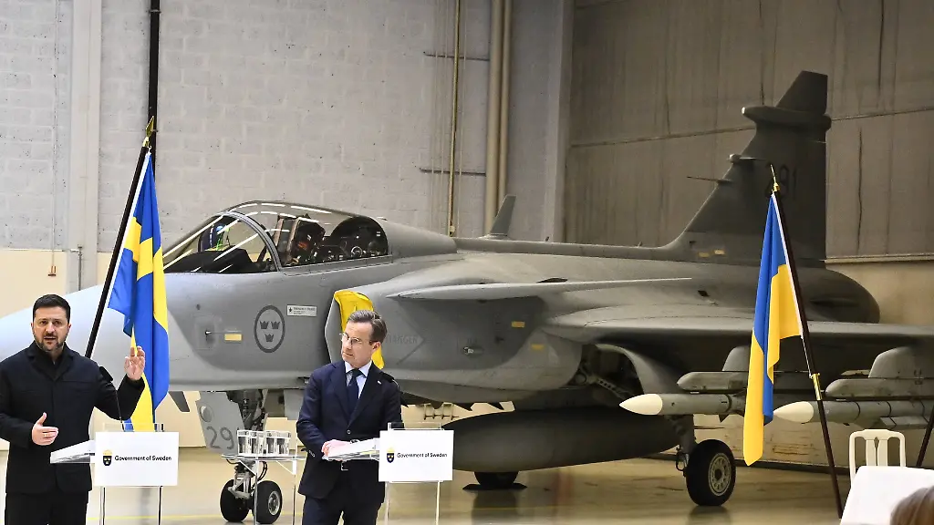 UPPSALA-SWEDEN-20260528-Ukrainian-President-Volodymyr-Zelensky-left-and-Swedish-Prime-Minister-Ulf-Kristersson-give-a-joint-news-conference-on-at-the-F16-air-flotilla-in-Uppsala-Sweden-on-May-28-2026-Sweden-is-donating-16-Gripen-aircraft-to-Ukraine-Furthermore-Ukraine-is-to-purchase-up-to-20-planes-of-the-new-Gripen-E-F-model-according-to-the-Swedish-government
