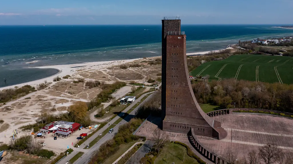 Das-Marine-Ehrenmal-in-Laboe-Aufnahme-wurde-mit-einer-Drohne-gemacht-Das-Ehrenmal-ist-zugleich-Gedenkstaette-fuer-die-auf-See-Gebliebenen-aller-Nationen-und-Mahnmal-fuer-eine-freie-Seefahrt-auf-freien-Meeren-Die-Turmfassade-ist-renovierungsbeduerftig