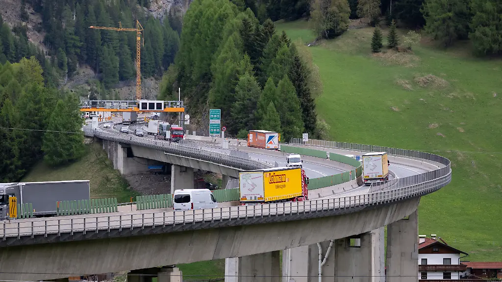 Autos-und-LKW-fahren-ueber-den-Brenner-Brennerautobahn-A13-Aufgrund-einer-Demonstration-soll-am-30-05-2026-von-11-00-bis-19-00-Uhr-eine-Totalsperre-der-Brennerautobahn-A13-sowie-der-Brennerstrasse-B182-und-der-Ellboegener-Strasse-L38-eingerichtet-werden