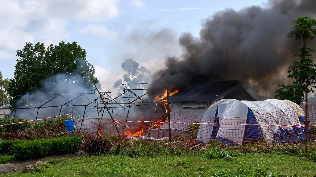 ARCHIV-21-05-2026-Demokratische-Republik-Kongo-Rwampara-Flammen-und-Rauch-steigen-aus-einem-Ebola-Behandlungszentrum-auf